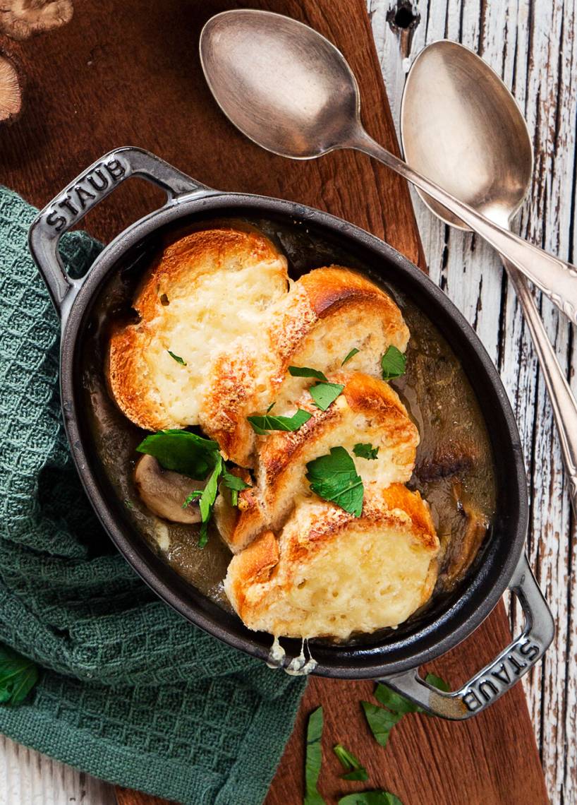 Zwiebelsuppe mit Pilzen