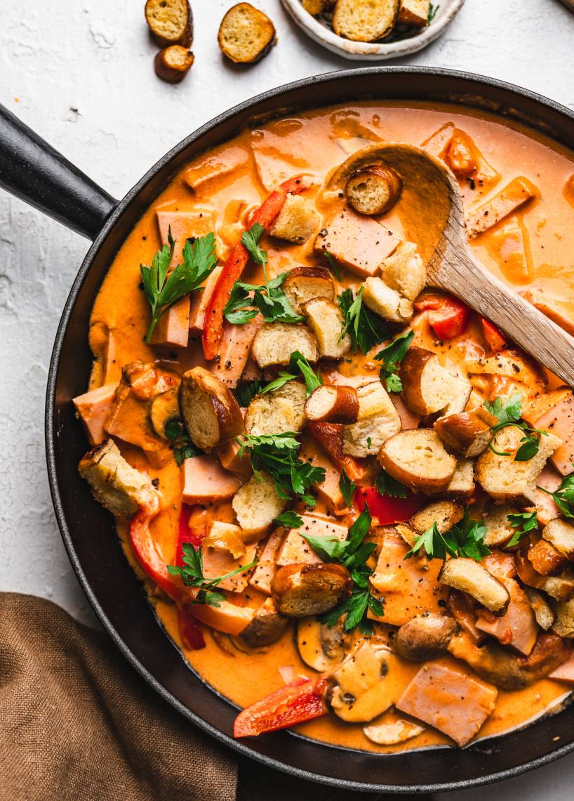 Leberkäse-Gulasch mit Brezel