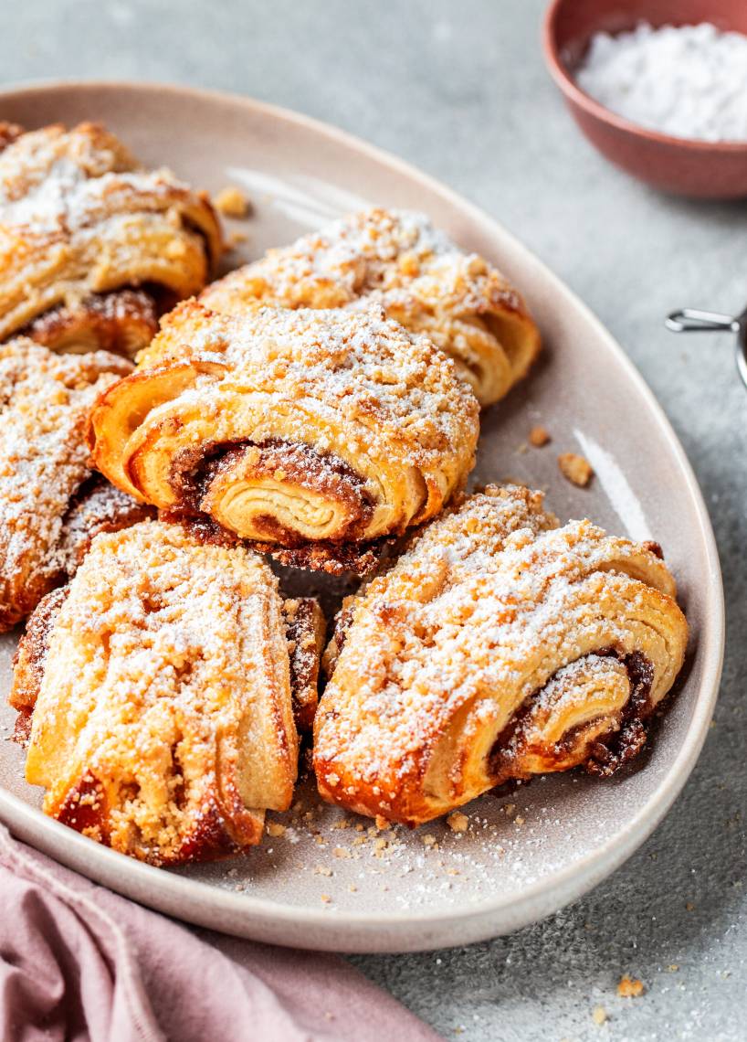 Franzbrötchen mit Streuseln und Puderzucker