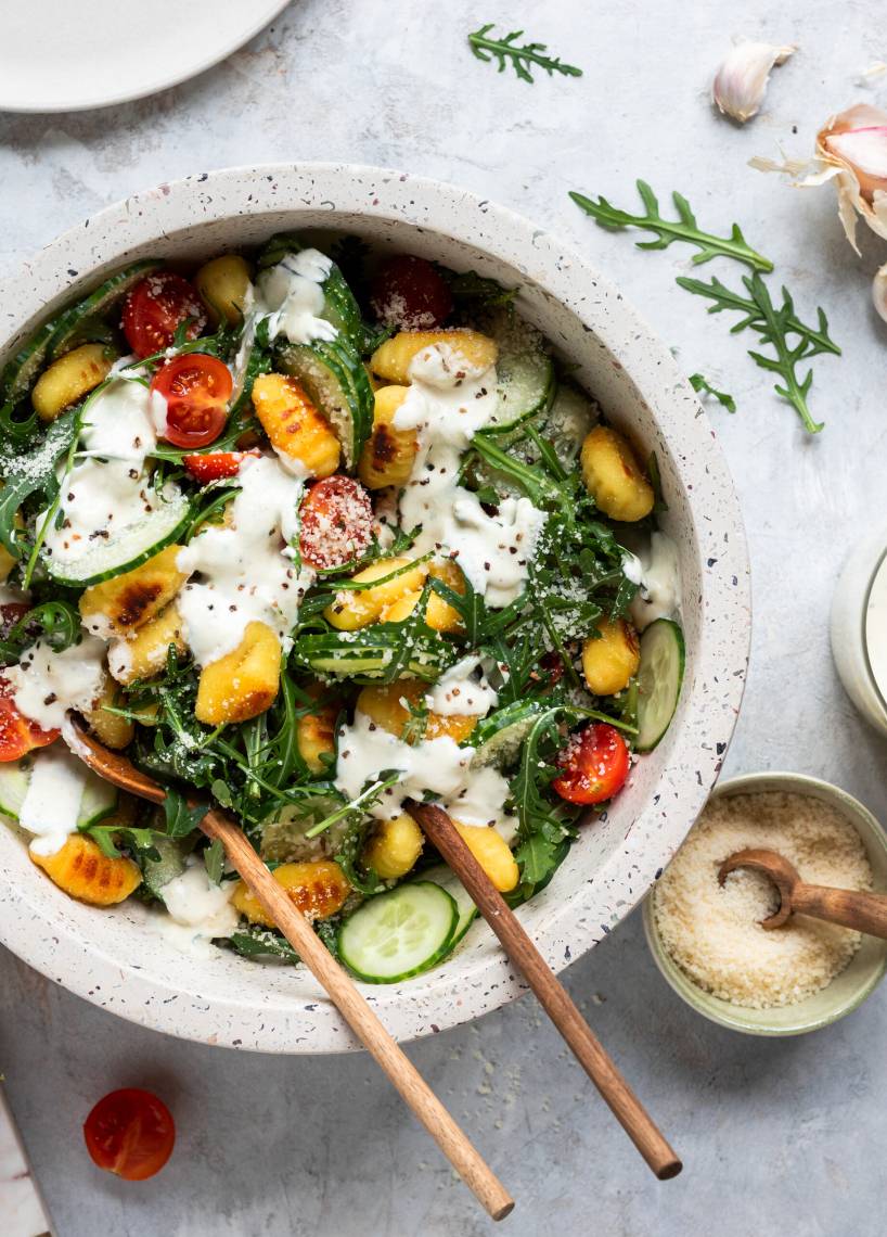 Knuspriger Gnocchi-Gurken-Salat mit Joghurtdressing