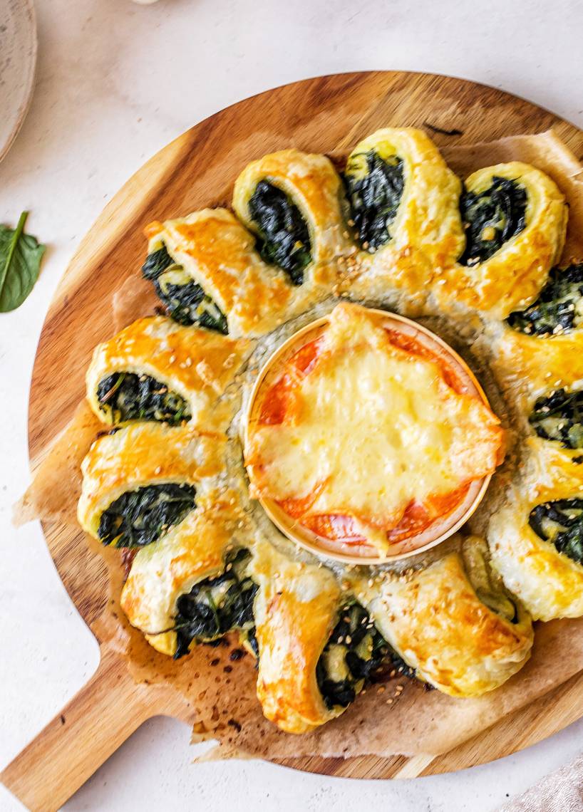 Spinat-Blätterteigkranz mit Camembert