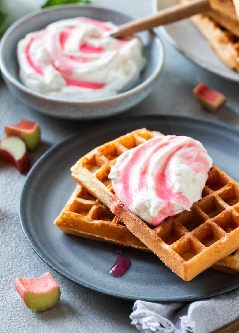 Waffeln mit Rhabarbersahne