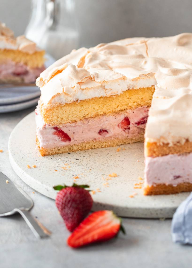 Erdbeer-Biskuit-Torte mit Baiserhaube
