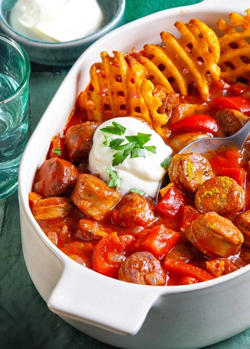 Currwurst-Ofengulasch mit Gitterpommes