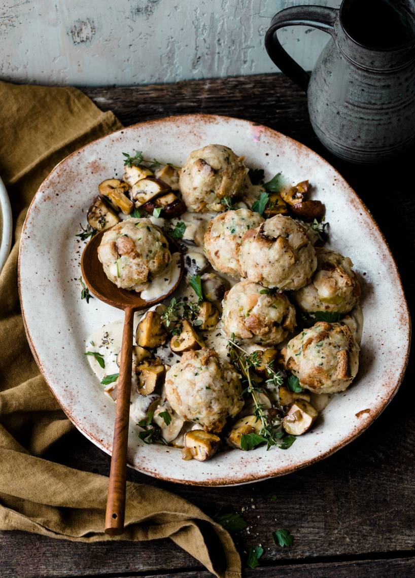 Einfache Semmelknödel mit Pilzrahm