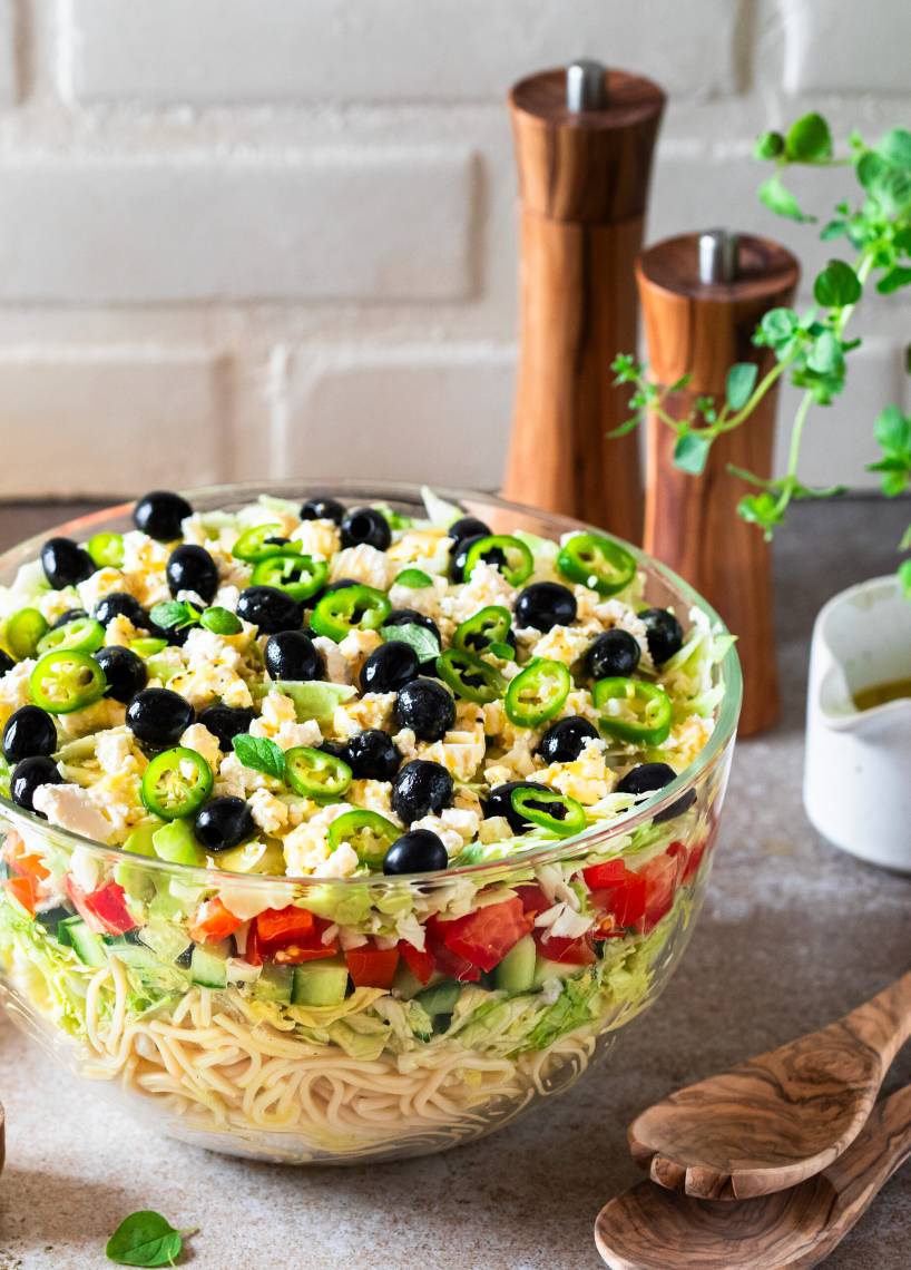 Griechischer Spaghetti-Schichtsalat