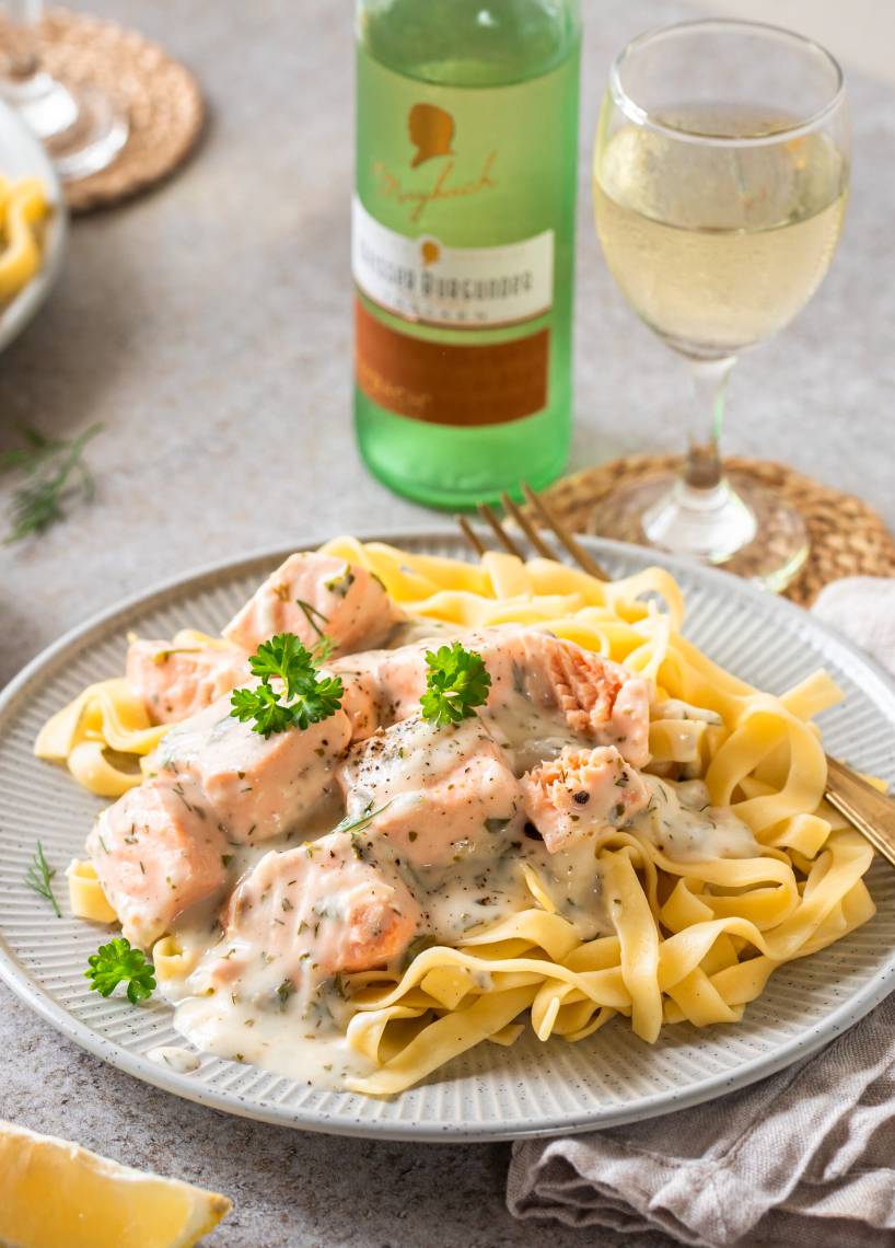 Lachs mit Weißwein-Zitronen-Soße an Tagliatelle