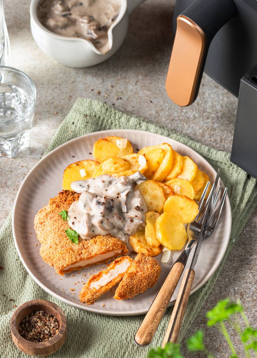 Schnitzel mit Bratkartoffeln und Pilz-Rahmsoße
