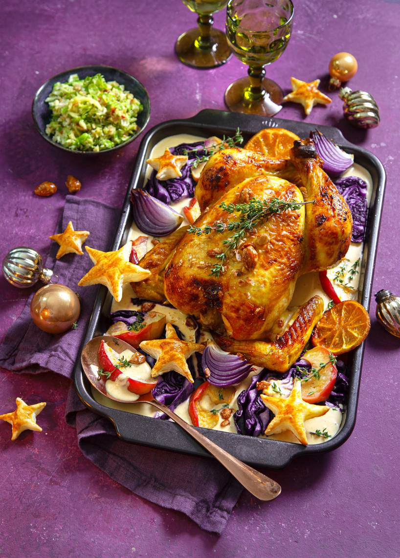 Ganzes Hähnchen mit Orangen in einer Form