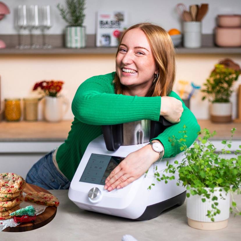Isy umarmt den Monsieur Cuisine, daneben ein paar Plätzchen