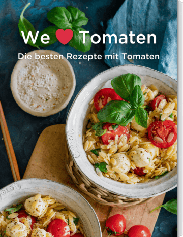 RIsonisalat mit tOmaten in Schüsseln verteilt