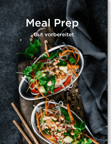 Asiatischer Glasnudelsalat mit Gemüse und Stäbchen